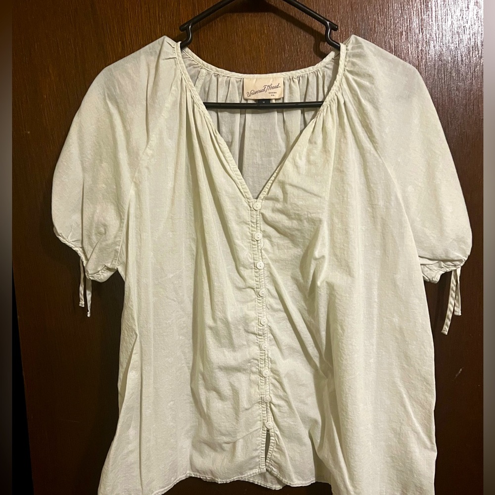 Flowy, peasant top, button front, tie sleeves. Size XL, universal threads